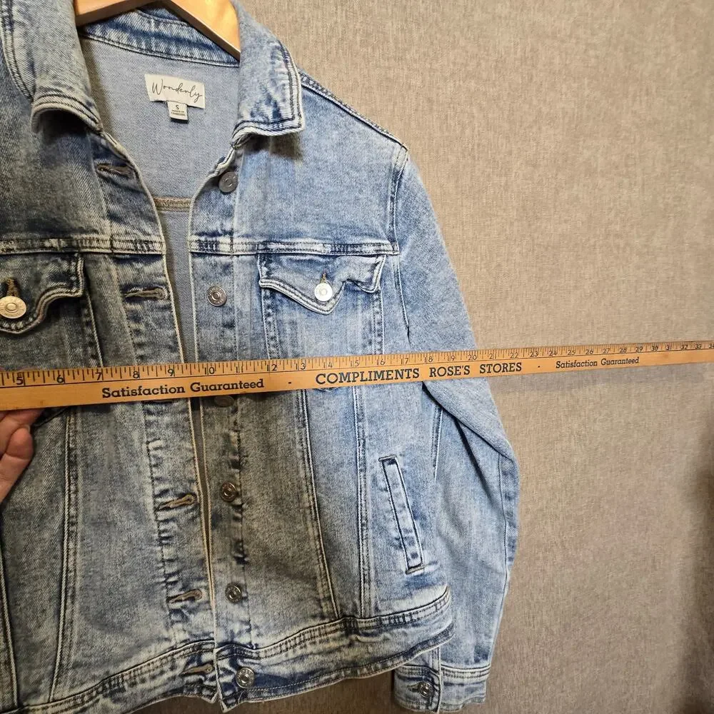 Wonderly Denim Jacket Light Wash Button Front Inside and Outside Pockets